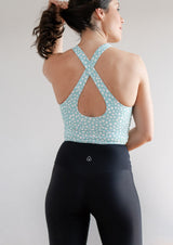 miljøvennlige treningsklær med resirkulert stoff i svart tights og sportsbh yoga topp