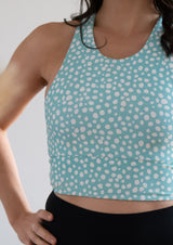 miljøvennlige treningsklær med resirkulert stoff i svart tights og sportsbh yoga topp