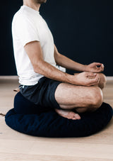 meditasjonspute for menn i blå, rund sittepute zafu med bokhveteskall og zabuton i økologisk bomull, meditasjon for menn, hva er mindfulness, hvordan bruke mindfulness, meditering pute, sett meditasjonsputer