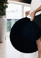 meditasjonspute sett rund zafu zabuton hvordan meditere guidet meditasjon norsk rund sittepute økologisk bomull bokhvetefyll grå mindfulness norsk guidet meditasjon hvordan meditere meditering norge