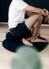 meditasjonspute sett rund zafu zabuton hvordan meditere guidet meditasjon norsk rund sittepute økologisk bomull bokhvetefyll grå mindfulness norsk guidet meditasjon hvordan meditere meditering norge