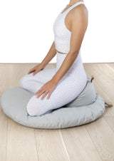 grå rund meditasjonspute sett rund zafu zabuton hvordan meditere guidet meditasjon norsk rund sittepute økologisk bomull bokhvetefyll grå mindfulness norsk guidet meditasjon hvordan meditere meditering