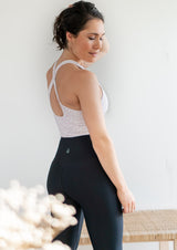 miljøvennlige treningsklær med resirkulert stoff i svart tights og sportsbh yoga topp bærekratig treningstøy