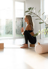 yogautstyr online på nett nettbutikk the asanas yogaprodukter levert hjem rask levering kork yogablokk kork yogamatte tights høyt liv yoga topp, yogabolster bærekraftig treningstøy yogapose yinyoga restorative yogaøvelser yogastillinger