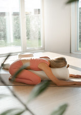 hvit yogabolster norge yogautstyr nettbutikk, stor rund yoga bolster for yin yoga, restorative i økologisk bomull. meditasjonspute med bokhveteskall fyll yogaputer