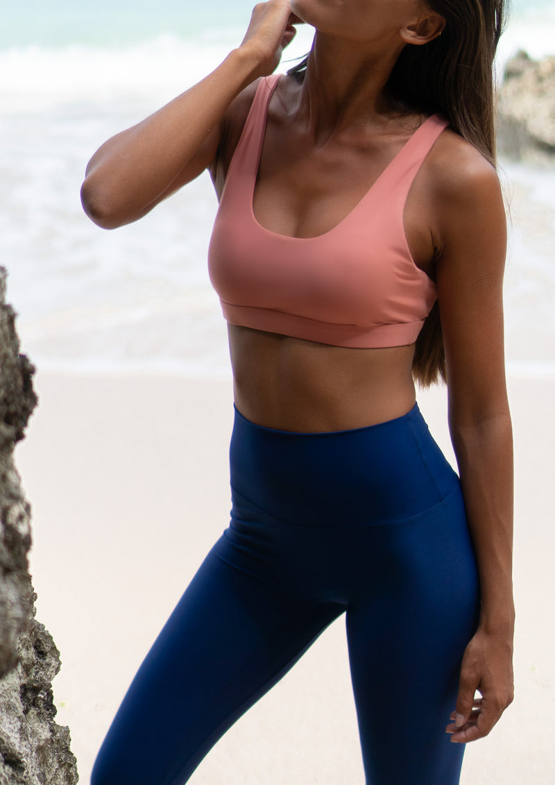 miljøvennlige treningsklær resirkulert econyl blå tights rosa sportsbh yoga topp bærekraftig treningstøy yogaklær
