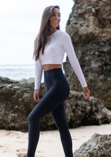 miljøvennlige treningsklær med resirkulert stoff i svart tights og sportsbh yoga topp langermet sportstopp