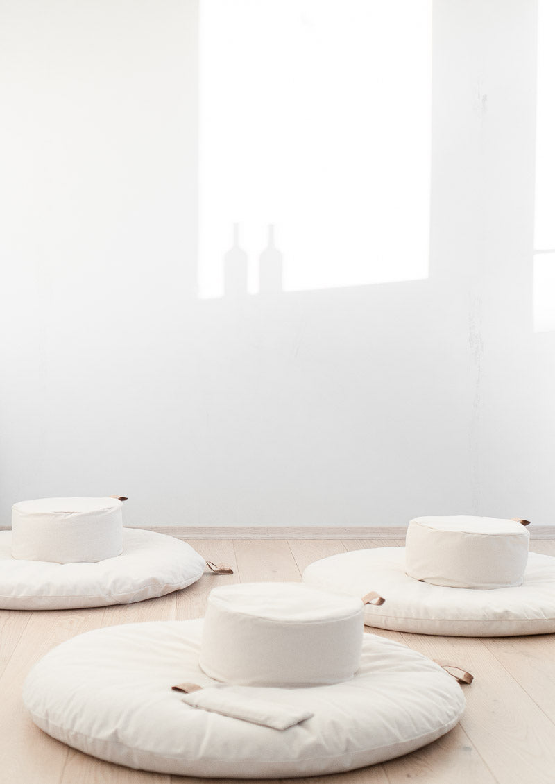meditasjonspute sett zafu zabuton hvordan meditere guidet meditasjon norsk rund sittepute økologisk bomull hvit