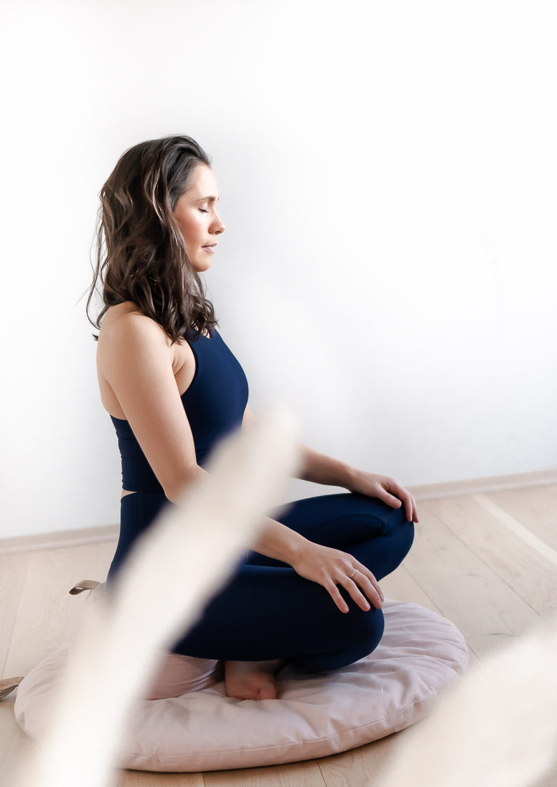 meditasjonspute sett rund zafu zabuton hvordan meditere guidet meditasjon norsk rund sittepute økologisk bomull bokhvetefyll grå mindfulness norsk guidet meditasjon hvordan meditere meditering 