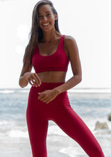 miljøvennlige treningsklær med resirkulert econyl i rød farget tights og sportsbh yoga topp bærekraftig treningstøy yogaklær