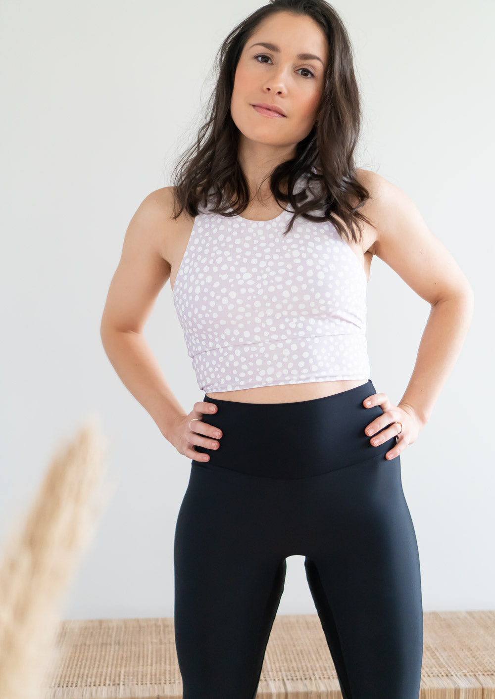 miljøvennlige treningsklær med resirkulert stoff i svart tights og sportsbh yoga topp bærekratig treningstøy