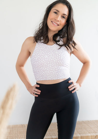 miljøvennlige treningsklær med resirkulert stoff i svart tights og sportsbh yoga topp bærekratig treningstøy