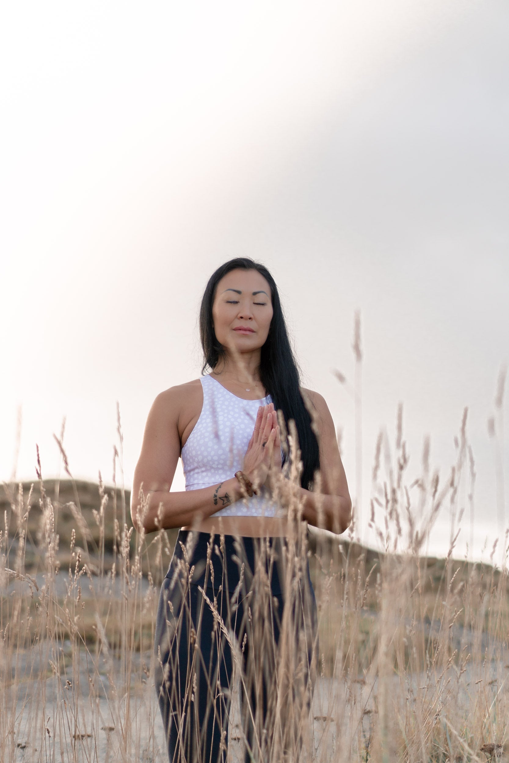 miljøvennlige treningsklær med resirkulert stoff i svart tights og sportsbh yoga topp bærekratig treningstøy