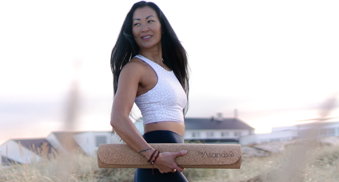 miljøvennlige treningsklær med resirkulert stoff i svart tights og sportsbh yoga topp bærekratig treningstøy