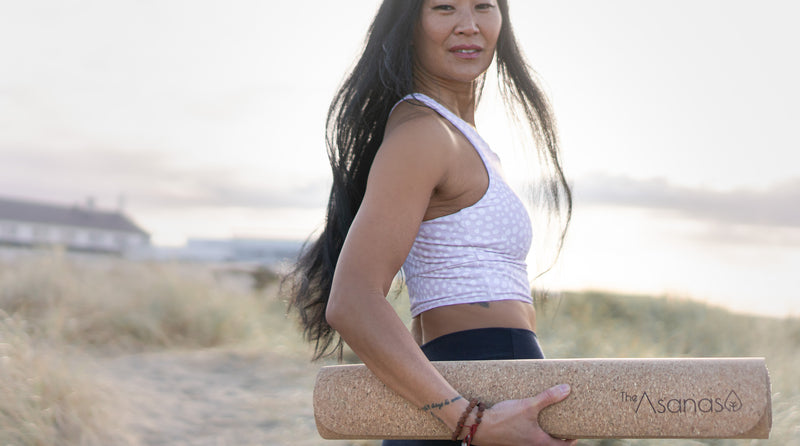 miljøvennlige treningsklær med resirkulert stoff i svart tights og sportsbh yoga topp bærekratig treningstøy kork yogamatte
