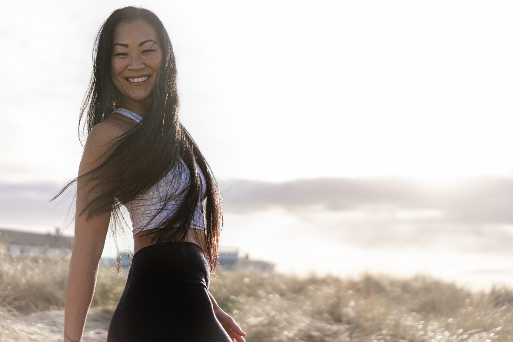 miljøvennlige treningsklær med resirkulert stoff i svart tights og sportsbh yoga topp bærekratig treningstøy