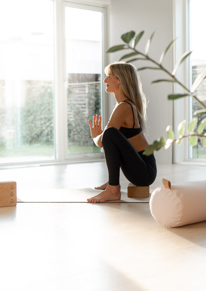 yogautstyr online på nett nettbutikk the asanas yogaprodukter levert hjem rask levering kork yogablokk kork yogamatte tights høyt liv yoga topp, yogabolster bærekraftig treningstøy yogapose yinyoga restorative yogaøvelser yogastillinger