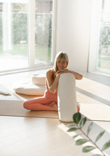 yogabolster norge yogautstyr nettbutikk, stor rund yoga bolster for yin yoga, restorative i økologisk bomull. meditasjonspute med bokhveteskall fyll, yogaputer