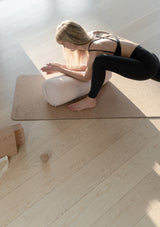 yogabolster rosa Yoga pute yogaputer bærekratig yogautstyr nettbutikk the asanas yogapølse hvordan bruke yoga bolster