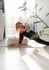 yin yoga restorative yogaprodukter yogautstyr yogabolster kork yogamatte, bærekraftig treningstøy, yogatopp bambus yogatights, høyt liv tights yoga, the asanas